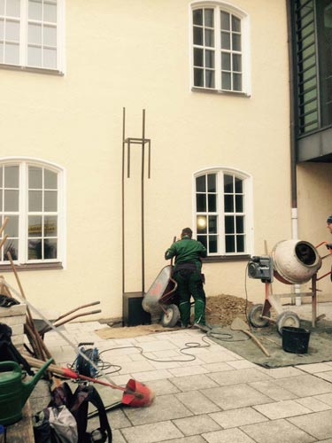 Vorbereitungen: Einbau der Skulptur am Pasinger Rathaus