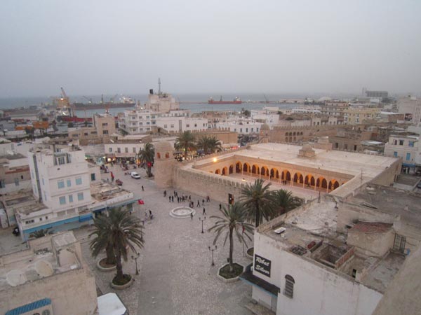 Moschee und Teil des Hafens in Sousse